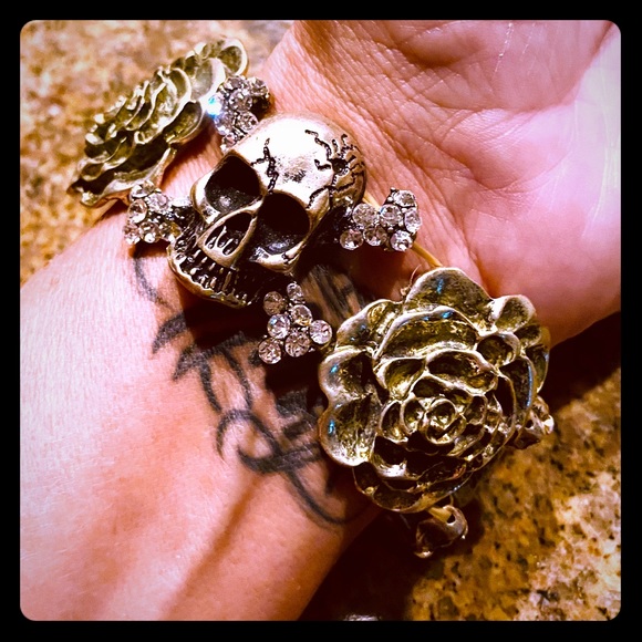 Skulls and Roses Bling Bracelet🖤 - Picture 1 of 4
